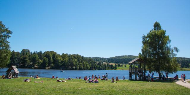 Lac du moulinet and its beach in Aubrac