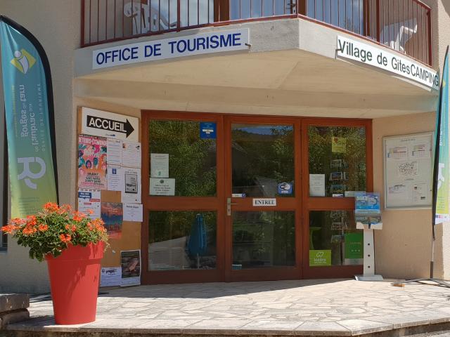 Entrance to the tourist office, self-catering village and campsite of Chanac in the Lot valley