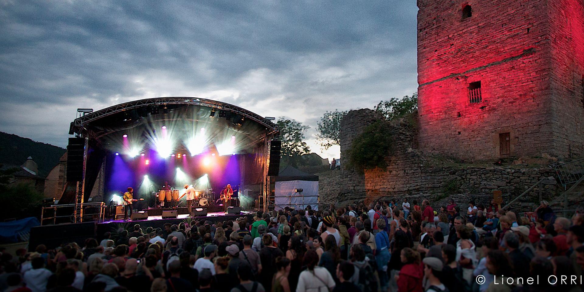Festival  Détours du monde  à Chanac en juillet. Concert à la Tour.