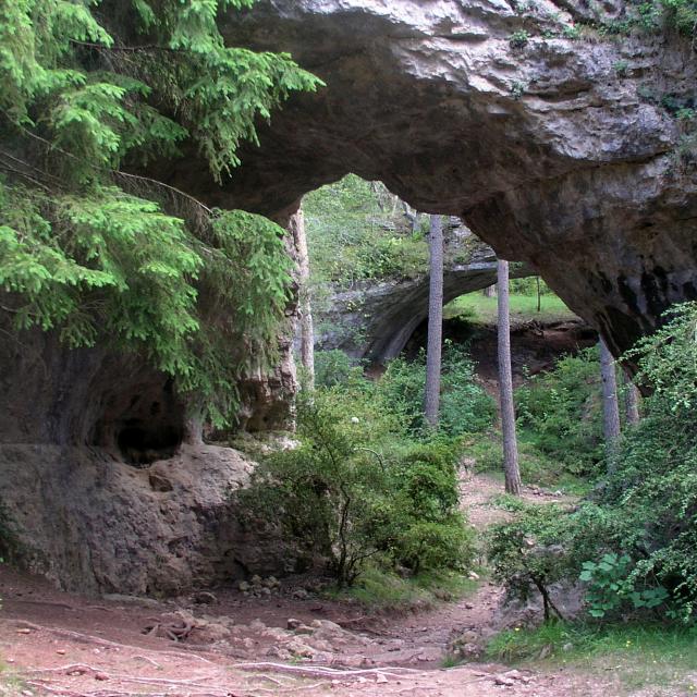 Les Arcs de Saint Pierre sur le Causse Méjean. Arche en pierre calcaire sur un circuit de randonnée  Le sentier des Arcs Saint Pierre.