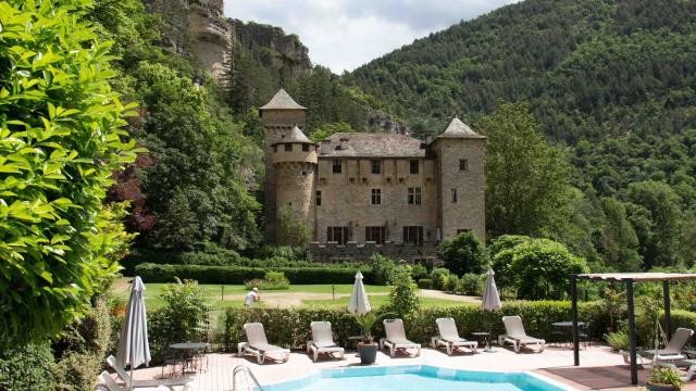 Château de la Caze  Hotel - Restaurant  **** and gourmet restaurant in the Gorges du Tarn between Sainte Enimie and La Malène.
