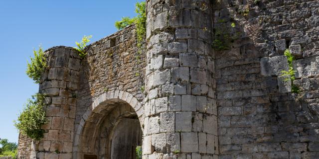 Porte du village fortifié du Villard sur le secteur de Chanac dominant la Vallée du Lot