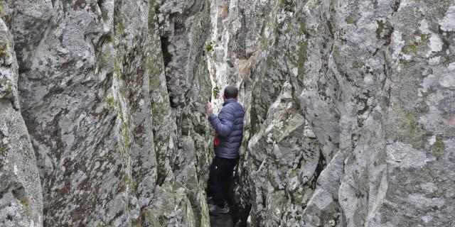Narrow passage between two cliffs