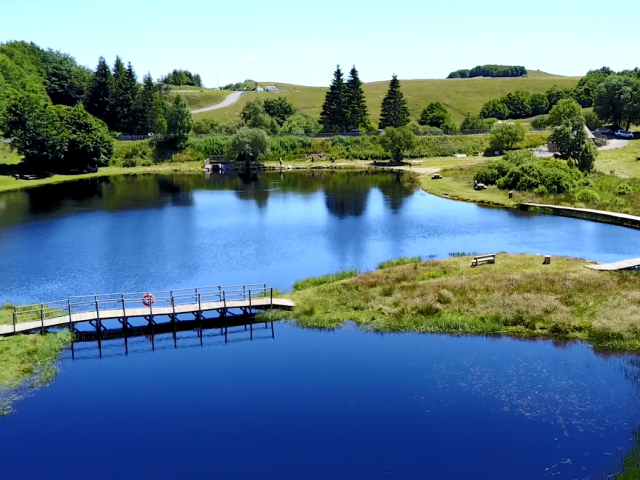 Lac de Bonnecombe on the Aubrac - Route des lacs. Trout fishing lake from May 1 to mid-September.