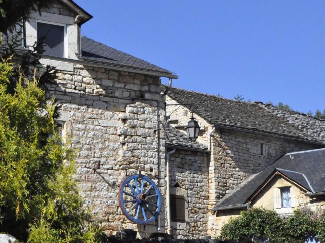 Caussenarde limestone house in Laval du Tarn on the Sauveterre plateau