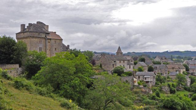 Village of Montjézieu and its castle, overlooking the Lot Valley.