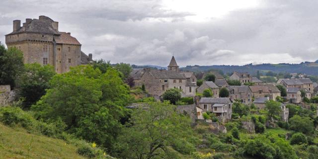Village of Montjézieu and its castle, perched above the Lot, 6 km from La Canourgue.