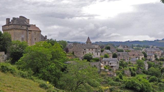 Village of Montjézieu and its castle, perched above the Lot, 6 km from La Canourgue.