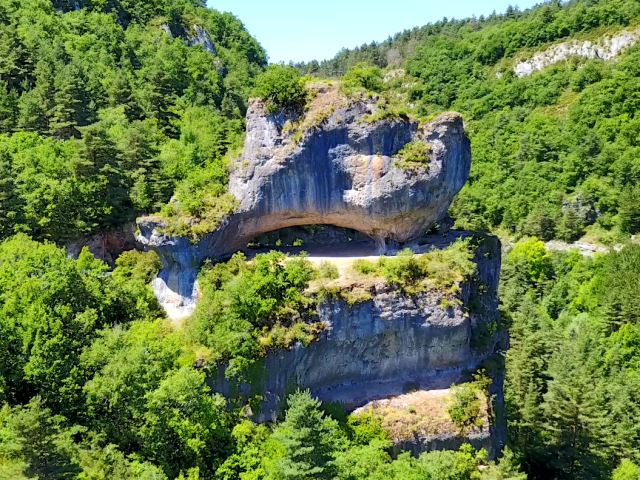 Sabot de Malepeyre, 30m-high rock overlooking the Urugne valley above the Gorges du Tarn golf course at La Canourgue.