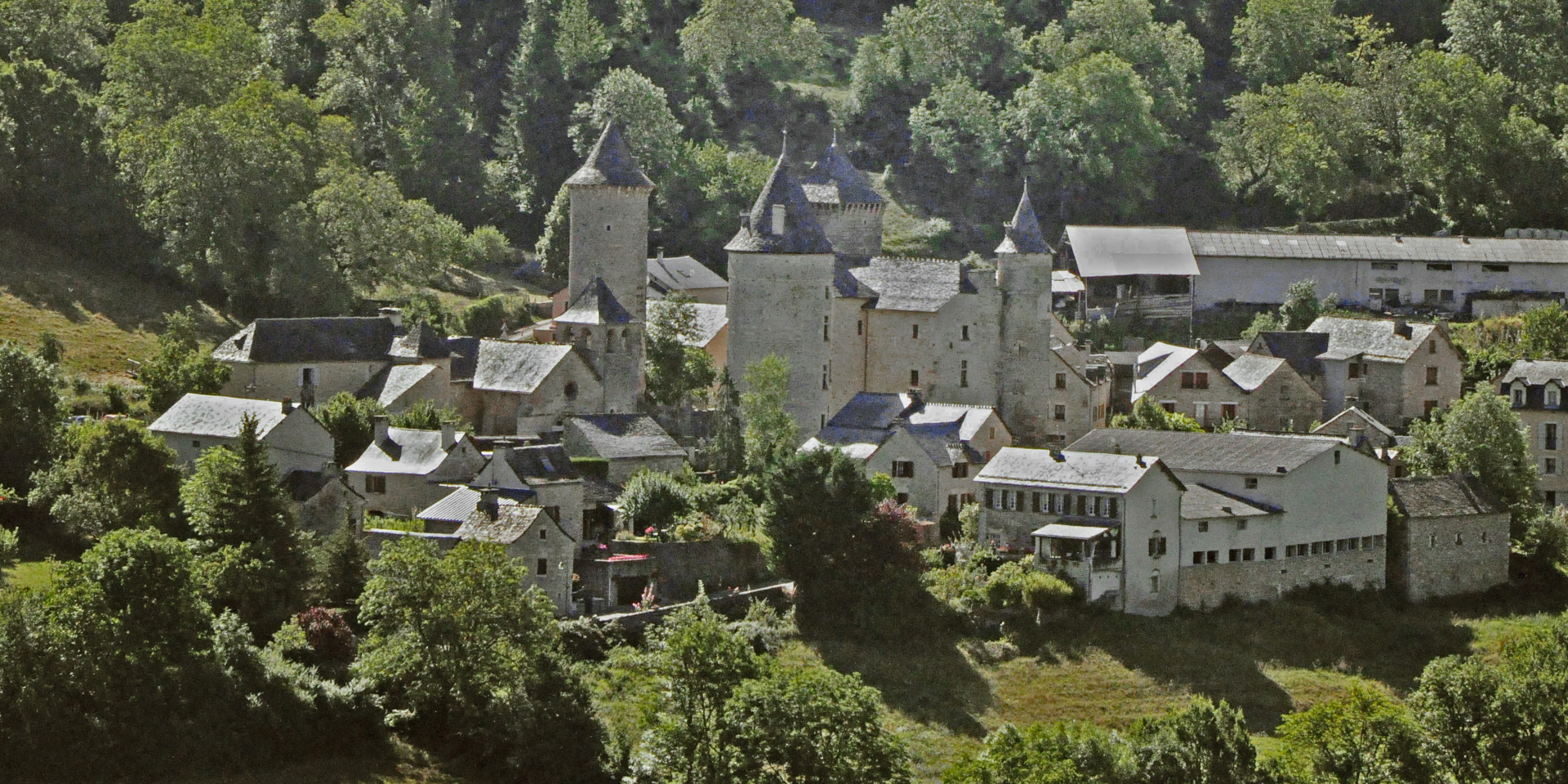 Château de Saint Saturnin, dating from the early 14th century and remodeled in the 16th and 17th centuries, in the heart of a charming Lozère village, nestled in the cirque de Saint Saturnin (Causse de Sauveterre).