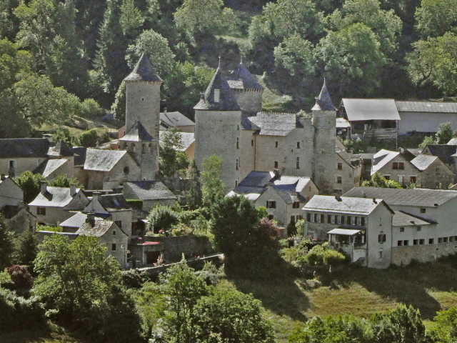 Château de Saint Saturnin, dating from the early 14th century and remodeled in the 16th and 17th centuries, in the heart of a charming Lozère village, nestled in the cirque de Saint Saturnin (Causse de Sauveterre).
