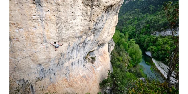 Climbing a cliff in the Gorges du Tarn Instagram #gorgesdutarn