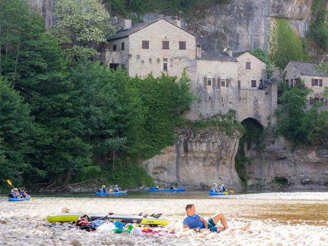 Canoes river gorges du tarn village castelbouc.