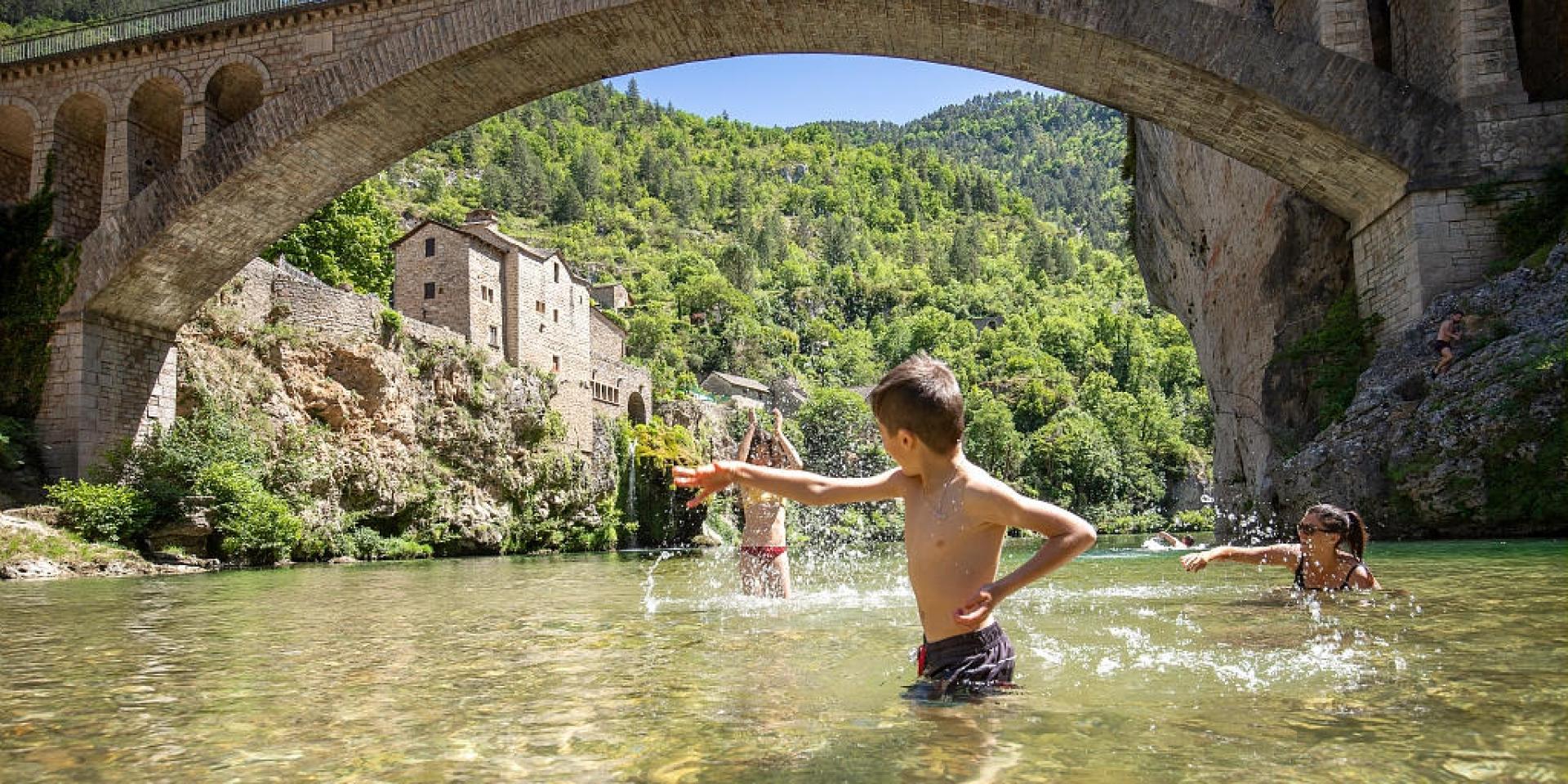 Bathing games family st chély du tarn river.