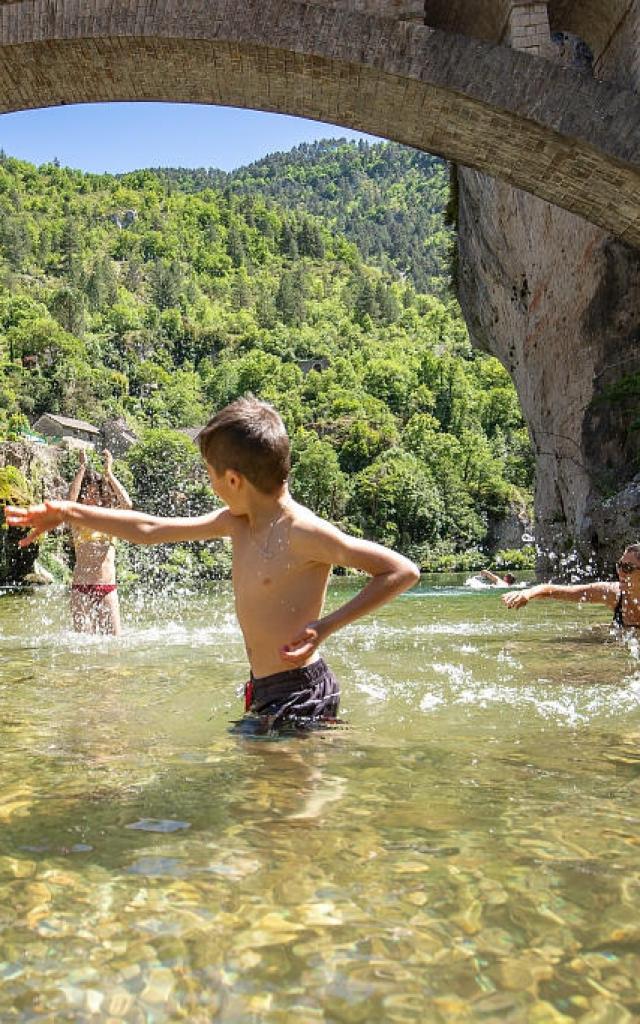 Bathing games family st chély du tarn river.