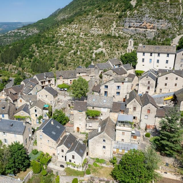 Village de Montbrun situé entre les Gorges du Tarn et le Causse Méjean