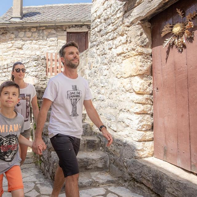 Promenade dans les ruelles pavées de Montbrun situé entre les Gorges du Tarn et le Causse Méjean