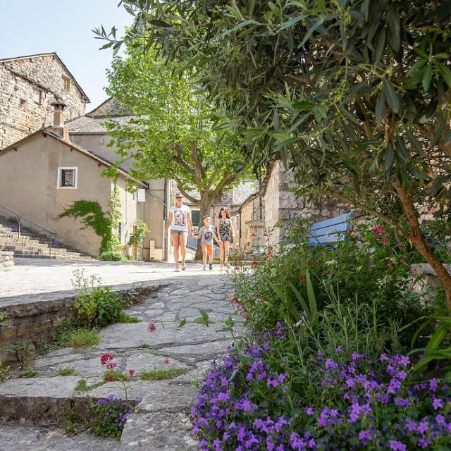 Promenade dans le ruelles de Montbrun situé entre les Gorges du Tarn et le Causse Méjean