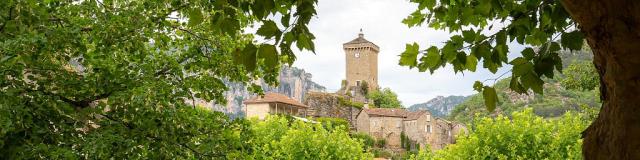 Village de Peyreleau dans les Gorges du Tarn et sa Tour carré
