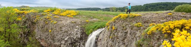 Cascade du Déroc, Aubrac spring flower hike.