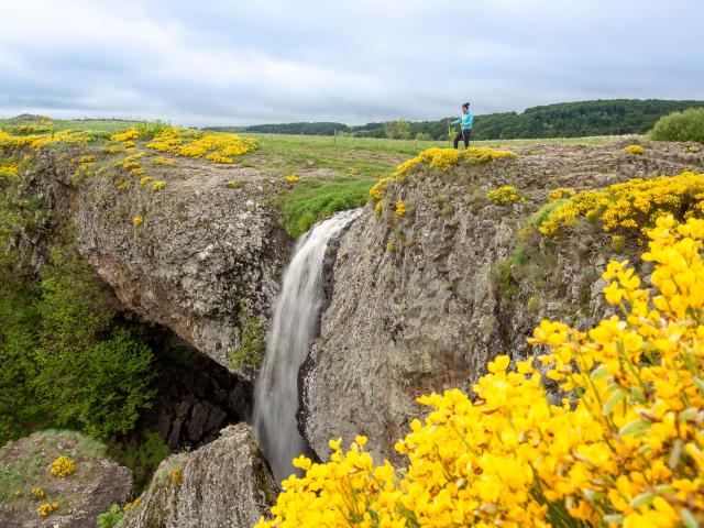 Cascade du Déroc, Aubrac spring flower hike.