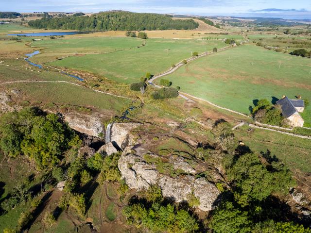 Cascade du Déroc and Lac des Salhiens.