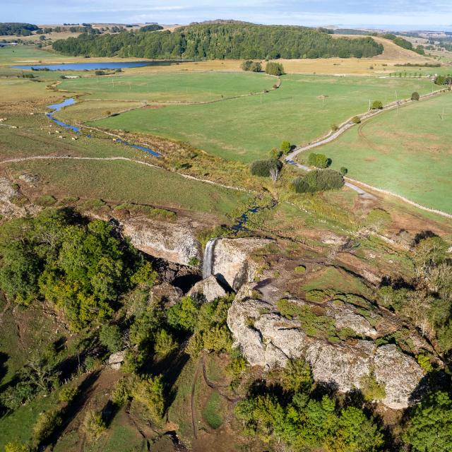 Cascade du Déroc and Lac des Salhiens.