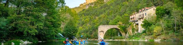 Un groupe en packraft au pont cassé du Rozier au couché de soleil