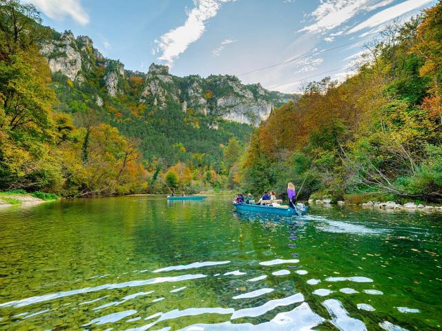 Discover the Gorges du Tarn in a family boat in autumn