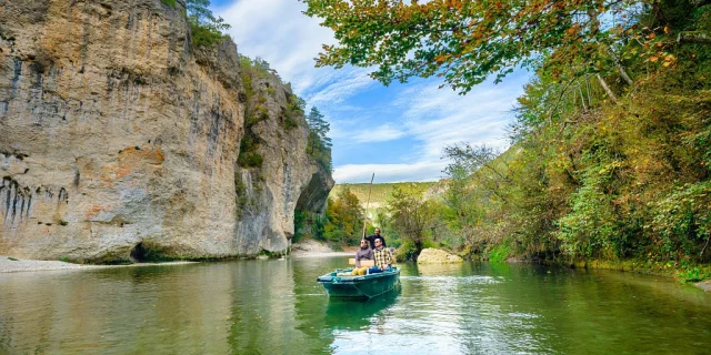 Discovering the Gorges du Tarn in a couple's boat in autumn