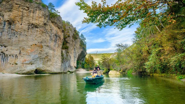 Discovering the Gorges du Tarn in a couple's boat in autumn