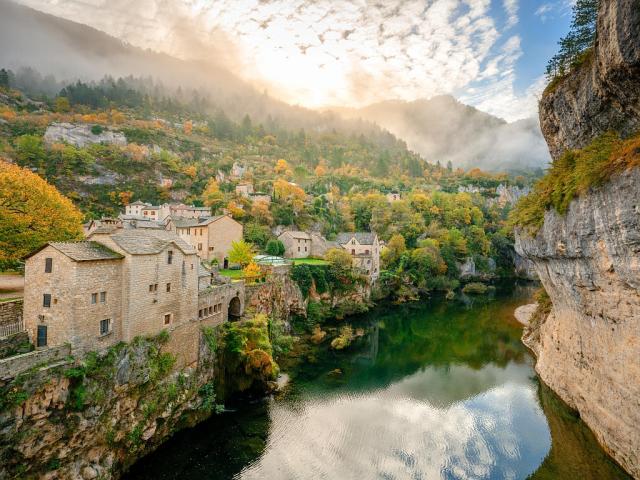 Le village de Saint-Chély-du-Tarn situé au bord de la rivière du Tarn durant l'automne
