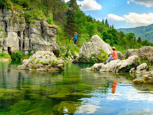 Slackline disposée au-dessus de la rivière dans les Gorges du Tarn