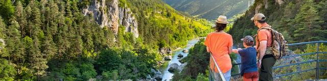 A family discovers the panoramic viewpoint over the Pas de Soucy canyon