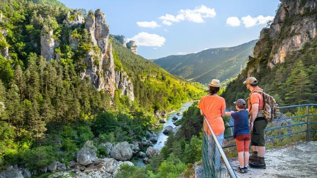 Une famille découvre le point de vue panoramique sur le canyon du Pas de Soucy