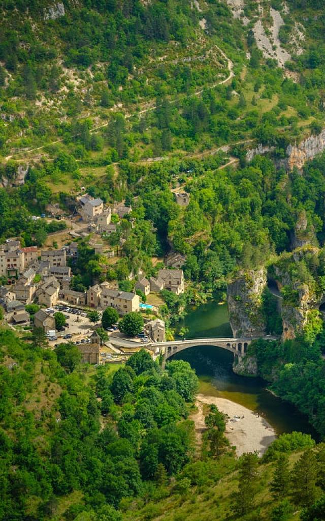 Vue panoramique sur le village de Saint-Chély-du-Tarn dans les Gorges du Tarn