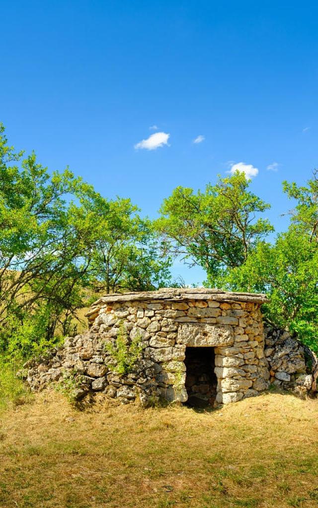 Une petite cabane en pierre sèche sur le causse Méjean