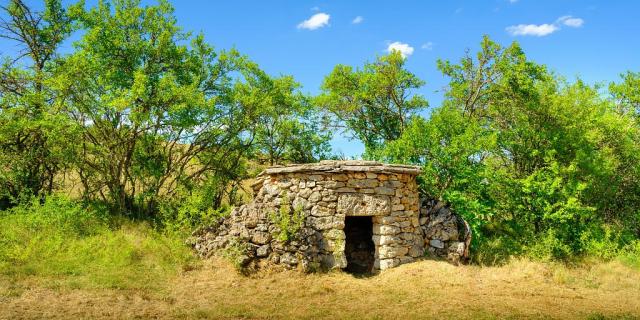Une petite cabane en pierre sèche sur le causse Méjean