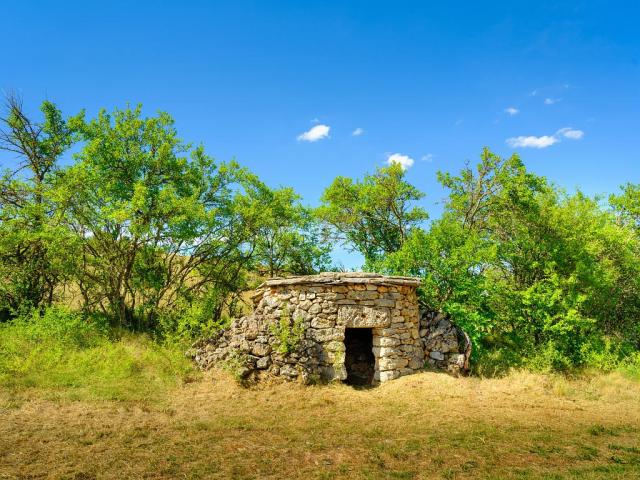 Une petite cabane en pierre sèche sur le causse Méjean