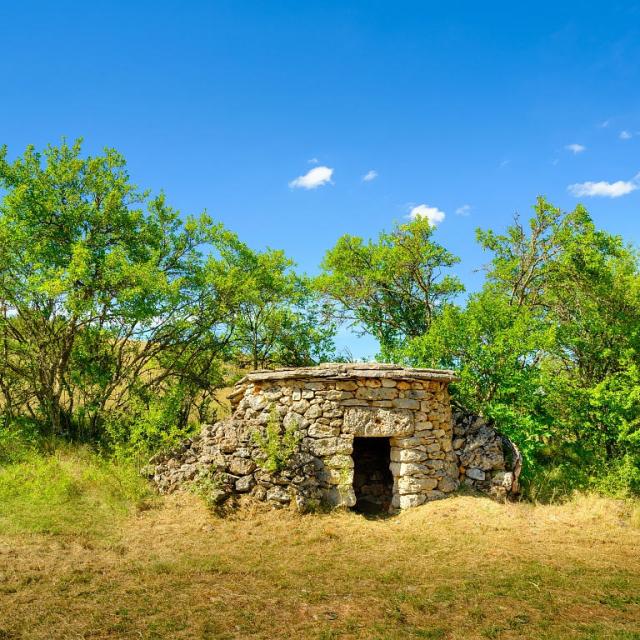 Une petite cabane en pierre sèche sur le causse Méjean