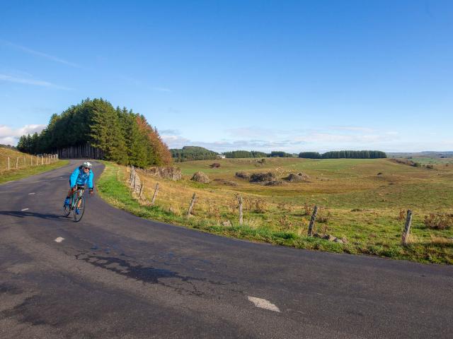 Bike outing on the Aubrac lakes route.