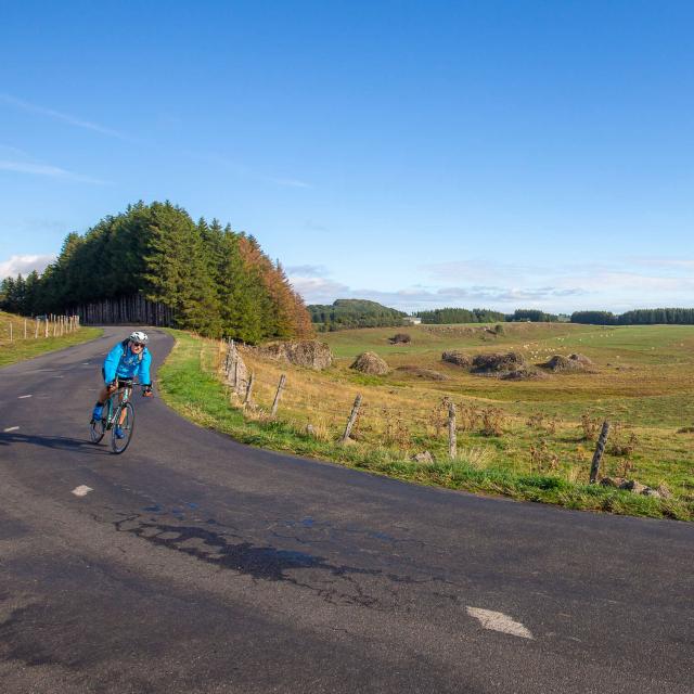 Bike outing on the Aubrac lakes route.
