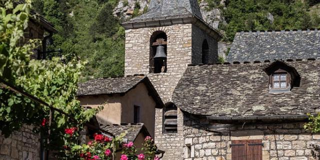 Discover the village of Sainte-Enimie and its church