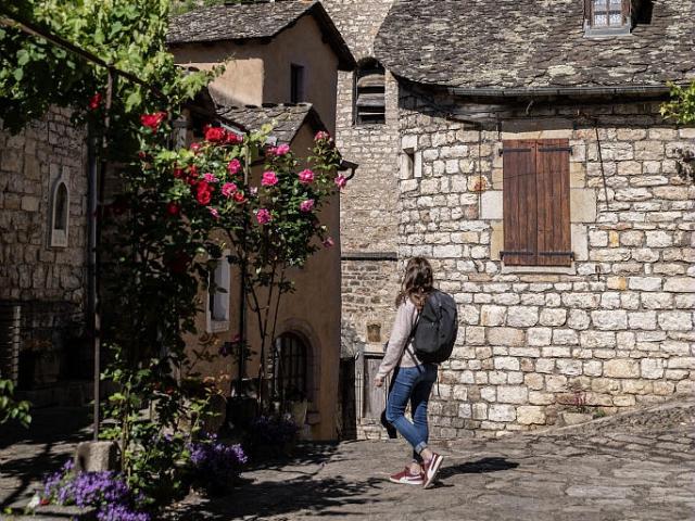 Discover the village of Sainte-Enimie and its church
