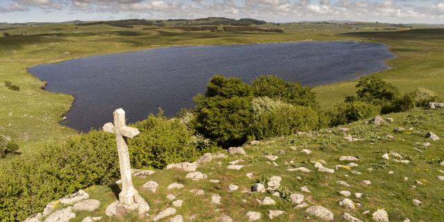 Lac de Saint Andéol and its cross on the Aubrac.