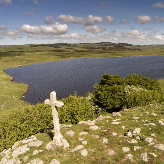 Lac de Saint Andéol and its cross on the Aubrac.