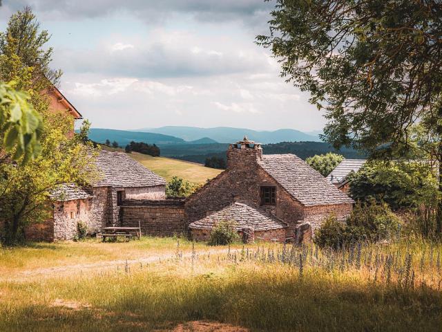 Maisons caussenardes à Hyelzas sur le Causse méjean