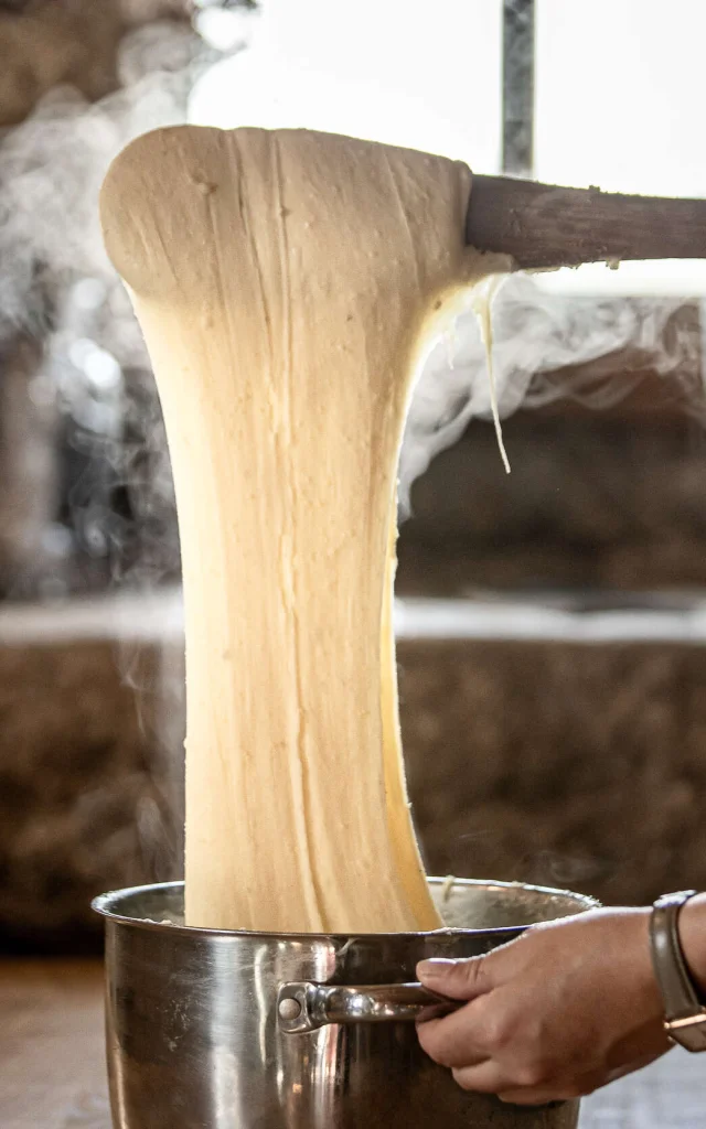 Aligot spinning in the pan, recipe.