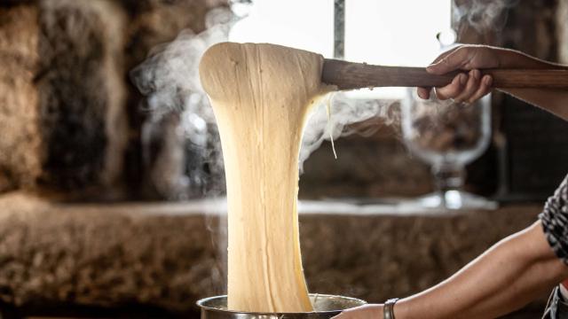 Aligot spinning in the pan, recipe.