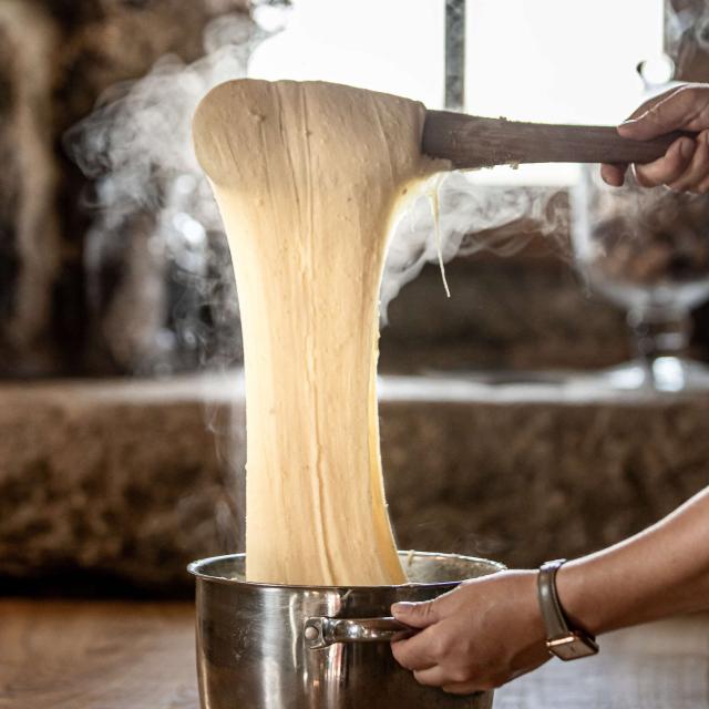 Aligot spinning in the pan, recipe.